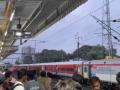 Mumbai: Western Railway Services Affected After OHE Wire Breakdown Near Palghar Railway Station (Watch Video) - Hindi News | Mumbai: Western Railway Services Affected After OHE Wire Breakdown Near Palghar Railway Station (Watch Video) | Latest mumbai News at Lokmattimes.com