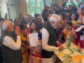PM Modi in Brunei: Prime Minister Receives Warm Welcome From Indian Diaspora, Interacts With Children (Watch Video) - Hindi News | PM Modi in Brunei: Prime Minister Receives Warm Welcome From Indian Diaspora, Interacts With Children (Watch Video) | Latest international News at Lokmattimes.com