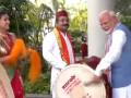 PM Narendra Modi Beats 'Dhol' While Chanting 'Ganpati Bappa Morya' in Singapore (Watch Video) - Hindi News | PM Narendra Modi Beats 'Dhol' While Chanting 'Ganpati Bappa Morya' in Singapore (Watch Video) | Latest national News at Lokmattimes.com
