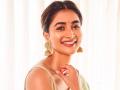 Fans Can't Get Over Pooja Hegde's Latest 'Retro' Fashion Outing, Netizens Call the Pan-India Star a 'True Indian Beauty' - Hindi News | Fans Can't Get Over Pooja Hegde's Latest 'Retro' Fashion Outing, Netizens Call the Pan-India Star a 'True Indian Beauty' | Latest entertainment News at Lokmattimes.com