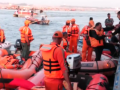 Prayagraj Boat Accident: Boat Carrying 15 Devotees Capsizes Near Arail Ghat, All Rescued Safely (Watch Video) - Hindi News | Prayagraj Boat Accident: Boat Carrying 15 Devotees Capsizes Near Arail Ghat, All Rescued Safely (Watch Video) | Latest national News at Lokmattimes.com