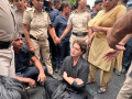 Congress Protest: Priyanka Gandhi dragged into police - Hindi News | Congress Protest: Priyanka Gandhi dragged into police | Latest national News at Lokmattimes.com