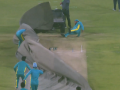 PSL 2026: Ground Staff Nearly Swept Away by Strong Winds in Lahore; Video Goes Viral - Hindi News | PSL 2026: Ground Staff Nearly Swept Away by Strong Winds in Lahore; Video Goes Viral | Latest cricket News at Lokmattimes.com