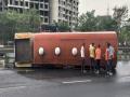 Pune: Tanker carrying 24,000 litres of coconut oil overturns, causing traffic disruption - Hindi News | Pune: Tanker carrying 24,000 litres of coconut oil overturns, causing traffic disruption | Latest maharashtra News at Lokmattimes.com