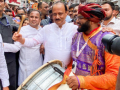 Pune Ganpati Visarjan 2025: Ajit Pawar Plays Dhol During Ganesh Immersion Procession (VIDEO) - Hindi News | Pune Ganpati Visarjan 2025: Ajit Pawar Plays Dhol During Ganesh Immersion Procession (VIDEO) | Latest pune News at Lokmattimes.com