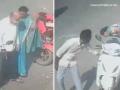 Pune Robbery Video: Thief Steals Rs 5 Lakh Worth of Jewellery in Broad Daylight While Elderly Couple Stops for Vada Pav in Shewalewadi - Hindi News | Pune Robbery Video: Thief Steals Rs 5 Lakh Worth of Jewellery in Broad Daylight While Elderly Couple Stops for Vada Pav in Shewalewadi | Latest pune News at Lokmattimes.com