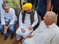 Punjab CM Bhagwant Mann Meets Vinesh Phogat's Uncle Mahavir Phogat After Her Disqualification from Paris Olympics 2024 (Watch Video) - Hindi News | Punjab CM Bhagwant Mann Meets Vinesh Phogat's Uncle Mahavir Phogat After Her Disqualification from Paris Olympics 2024 (Watch Video) | Latest national News at Lokmattimes.com