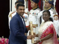 Ravichandran Ashwin Conferred with Padma Shri by President Droupadi Murmu (Watch Video) - Hindi News | Ravichandran Ashwin Conferred with Padma Shri by President Droupadi Murmu (Watch Video) | Latest cricket News at Lokmattimes.com