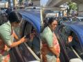 Delhi CM Rekha Gupta Stops Convoy, Urges Citizens to Avoid Feeding Stray Cows on Roads (Watch Video) - Hindi News | Delhi CM Rekha Gupta Stops Convoy, Urges Citizens to Avoid Feeding Stray Cows on Roads (Watch Video) | Latest national News at Lokmattimes.com