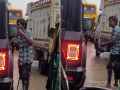 Road Rage Video: Auto Driver Threatens Man Sitting in Thar With Iron Rod at Traffic Signal, Internet Reacts - Hindi News | Road Rage Video: Auto Driver Threatens Man Sitting in Thar With Iron Rod at Traffic Signal, Internet Reacts | Latest social-viral News at Lokmattimes.com