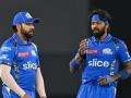 Rohit Sharma Fans Throw Bottles and Slippers at Hardik Pandya During Post-Match Presentation (Watch Video) - Hindi News | Rohit Sharma Fans Throw Bottles and Slippers at Hardik Pandya During Post-Match Presentation (Watch Video) | Latest cricket News at Lokmattimes.com