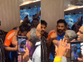 Watch: Rohit Sharma's Mother Hugs and Kisses Him After Victory Parade in Mumbai, Heartwarming Video Goes Viral - Hindi News | Watch: Rohit Sharma's Mother Hugs and Kisses Him After Victory Parade in Mumbai, Heartwarming Video Goes Viral | Latest cricket News at Lokmattimes.com