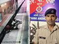 Mumbai Train Accident: Alert RPF Personnel Saves Passenger Who Fell While Boarding Lok Shakti Express Train at Andheri Station (Watch Video) - Hindi News | Mumbai Train Accident: Alert RPF Personnel Saves Passenger Who Fell While Boarding Lok Shakti Express Train at Andheri Station (Watch Video) | Latest mumbai News at Lokmattimes.com