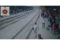 VIDEO! RPF jawan saves life of passenger who fell on tracks - Hindi News | VIDEO! RPF jawan saves life of passenger who fell on tracks | Latest national News at Lokmattimes.com