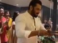 Salman Khan performs aarti, at sister Arpita Khan's residence for Ganesh Chaturthi - Hindi News | Salman Khan performs aarti, at sister Arpita Khan's residence for Ganesh Chaturthi | Latest entertainment News at Lokmattimes.com