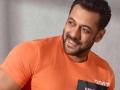 Salman Khan celebrates birthday with family, cuts his cake with niece Ayat - Hindi News | Salman Khan celebrates birthday with family, cuts his cake with niece Ayat | Latest entertainment News at Lokmattimes.com