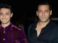 Salman Khan praise brother-in-law Ayush Sharma for his efforts in Antim - Hindi News | Salman Khan praise brother-in-law Ayush Sharma for his efforts in Antim | Latest entertainment News at Lokmattimes.com