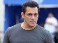 Salman Khan in trouble over phone snatching incident, NSUI seeks a ban for his rude behaviour - Hindi News | Salman Khan in trouble over phone snatching incident, NSUI seeks a ban for his rude behaviour | Latest entertainment News at Lokmattimes.com