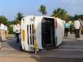Sangli: School mini-bus overturns on Ratnagiri-Nagpur highway, six students injured - Hindi News | Sangli: School mini-bus overturns on Ratnagiri-Nagpur highway, six students injured | Latest maharashtra News at Lokmattimes.com