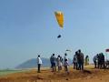 Satara Student Paraglides to Exam Centre to Avoid Traffic; Video Goes Viral - Hindi News | Satara Student Paraglides to Exam Centre to Avoid Traffic; Video Goes Viral | Latest social-viral News at Lokmattimes.com