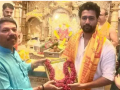 Katrina Kaif-Vicky Kaushal seek blessings at Siddhivinayak Temple in Mumbai - Hindi News | Katrina Kaif-Vicky Kaushal seek blessings at Siddhivinayak Temple in Mumbai | Latest entertainment News at Lokmattimes.com