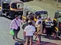 Watch: Autorickshaw driver assaults passenger over 10 rupees extra fare in Dombivali - Hindi News | Watch: Autorickshaw driver assaults passenger over 10 rupees extra fare in Dombivali | Latest maharashtra News at Lokmattimes.com