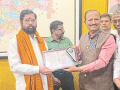 Maharashtra CM Eknath Shinde awarded diploma in journalism and mass communication from YCMOU - Hindi News | Maharashtra CM Eknath Shinde awarded diploma in journalism and mass communication from YCMOU | Latest maharashtra News at Lokmattimes.com