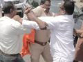 Clash erupts as Sanjay Raut's convoy crosses Shinde group's office in Nashik - Hindi News | Clash erupts as Sanjay Raut's convoy crosses Shinde group's office in Nashik | Latest maharashtra News at Lokmattimes.com