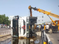 Pune: Oil tanker overturns, causing massive spill and traffic jam on Chandannagar BRT Lane - Hindi News | Pune: Oil tanker overturns, causing massive spill and traffic jam on Chandannagar BRT Lane | Latest maharashtra News at Lokmattimes.com