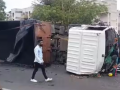 Pune: Another accident on Navale Bridge as coal truck overturns, no casualties reported - Hindi News | Pune: Another accident on Navale Bridge as coal truck overturns, no casualties reported | Latest maharashtra News at Lokmattimes.com