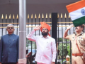 Maha CM Eknath Shinde hoists National Flag at Mantralaya on 77th Independence Day - Hindi News | Maha CM Eknath Shinde hoists National Flag at Mantralaya on 77th Independence Day | Latest maharashtra News at Lokmattimes.com