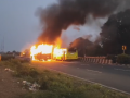 Violent clashes erupt in Jalna, protesters set buses ablaze on Dhule-Solapur highway - Hindi News | Violent clashes erupt in Jalna, protesters set buses ablaze on Dhule-Solapur highway | Latest maharashtra News at Lokmattimes.com
