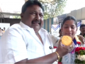 Watch: Snehal Shinde's father gets emotional after daughter arrives in India from Asian Games with gold medal - Hindi News | Watch: Snehal Shinde's father gets emotional after daughter arrives in India from Asian Games with gold medal | Latest other-sports News at Lokmattimes.com