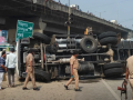 Pune: Cement-laden truck overturns near Navale Bridge, two injured - Hindi News | Pune: Cement-laden truck overturns near Navale Bridge, two injured | Latest maharashtra News at Lokmattimes.com