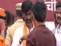Watch: Man disrupts Manoj Jarange Patil's rally in Pune, threatens to commit suicide - Hindi News | Watch: Man disrupts Manoj Jarange Patil's rally in Pune, threatens to commit suicide | Latest maharashtra News at Lokmattimes.com