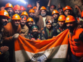 Uttarkashi tunnel rescue: Families celebrate as 41 trapped workers safely rescued after 17 days - Hindi News | Uttarkashi tunnel rescue: Families celebrate as 41 trapped workers safely rescued after 17 days | Latest national News at Lokmattimes.com