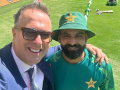 Aus vs Pak: Michael Vaughan and Mohammad Hafeez share friendly moment in Perth test - Hindi News | Aus vs Pak: Michael Vaughan and Mohammad Hafeez share friendly moment in Perth test | Latest cricket News at Lokmattimes.com