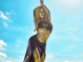 Giant 21ft statue of Shakira unveiled in her hometown - Hindi News | Giant 21ft statue of Shakira unveiled in her hometown | Latest entertainment News at Lokmattimes.com