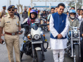 Mumbai: Deepak Kesarkar flags off Road Safety Rally - Hindi News | Mumbai: Deepak Kesarkar flags off Road Safety Rally | Latest maharashtra News at Lokmattimes.com