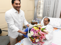 Andhra Pradesh CM Jagan Mohan Reddy Meets Ex-Telangana CM KCR in Hyderabad - Hindi News | Andhra Pradesh CM Jagan Mohan Reddy Meets Ex-Telangana CM KCR in Hyderabad | Latest national News at Lokmattimes.com