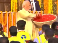 PM Modi Showers Petals on Ram Mandir Construction Workers in Ayodhya, Watch Video - Hindi News | PM Modi Showers Petals on Ram Mandir Construction Workers in Ayodhya, Watch Video | Latest national News at Lokmattimes.com