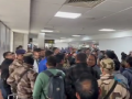 Angry Flyers Stage Protest Inside Delhi Airport After IndiGo Cancels Flight; Watch Video - Hindi News | Angry Flyers Stage Protest Inside Delhi Airport After IndiGo Cancels Flight; Watch Video | Latest national News at Lokmattimes.com