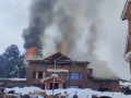 Massive Fire Breaks Out at Hotel in J&K's Gulmarg - Video - Hindi News | Massive Fire Breaks Out at Hotel in J&K's Gulmarg - Video | Latest national News at Lokmattimes.com