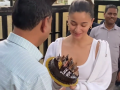 Alia Bhatt Celebrates 31st Birthday with Paparazzi, Cuts Cake Outside Her Mumbai Home; Watch Video - Hindi News | Alia Bhatt Celebrates 31st Birthday with Paparazzi, Cuts Cake Outside Her Mumbai Home; Watch Video | Latest entertainment News at Lokmattimes.com