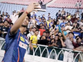 WATCH: Mayank Yadav Clicks Selfies with Fans After LSG vs GT Match, Heartwarming Video Goes Viral - Hindi News | WATCH: Mayank Yadav Clicks Selfies with Fans After LSG vs GT Match, Heartwarming Video Goes Viral | Latest cricket News at Lokmattimes.com