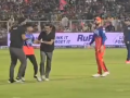 Virat Kohli's Heartwarming Gesture Goes Viral, Asks Security to Handle Pitch Invader with Care (Watch Video) - Hindi News | Virat Kohli's Heartwarming Gesture Goes Viral, Asks Security to Handle Pitch Invader with Care (Watch Video) | Latest cricket News at Lokmattimes.com