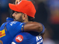 Watch: Crowd Chants 'Hardik, Hardik' After Virat Kohli Asks Fans Not to Boo MI Skipper, Video Goes Viral - Hindi News | Watch: Crowd Chants 'Hardik, Hardik' After Virat Kohli Asks Fans Not to Boo MI Skipper, Video Goes Viral | Latest cricket News at Lokmattimes.com