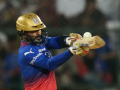 Dinesh Karthik Smashes 108-Meter Longest Six of IPL Season During SRH vs RCB Match (Watch Video) - Hindi News | Dinesh Karthik Smashes 108-Meter Longest Six of IPL Season During SRH vs RCB Match (Watch Video) | Latest cricket News at Lokmattimes.com