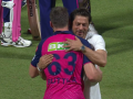 Shah Rukh Khan Congratulates Jos Buttler With Warm Hug After His Match-Winning Knock Against KKR, Video Goes Viral - Hindi News | Shah Rukh Khan Congratulates Jos Buttler With Warm Hug After His Match-Winning Knock Against KKR, Video Goes Viral | Latest cricket News at Lokmattimes.com