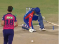 Jake Fraser-McGurk Injured by Trent Boult's Delivery in DC vs RR IPL 2024 Match (Watch Video) - Hindi News | Jake Fraser-McGurk Injured by Trent Boult's Delivery in DC vs RR IPL 2024 Match (Watch Video) | Latest cricket News at Lokmattimes.com